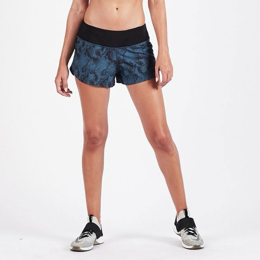 Vuori Omni Performance shorts, size Medium, black & blue print